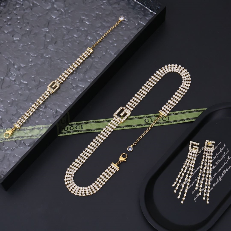G*u*i necklaces